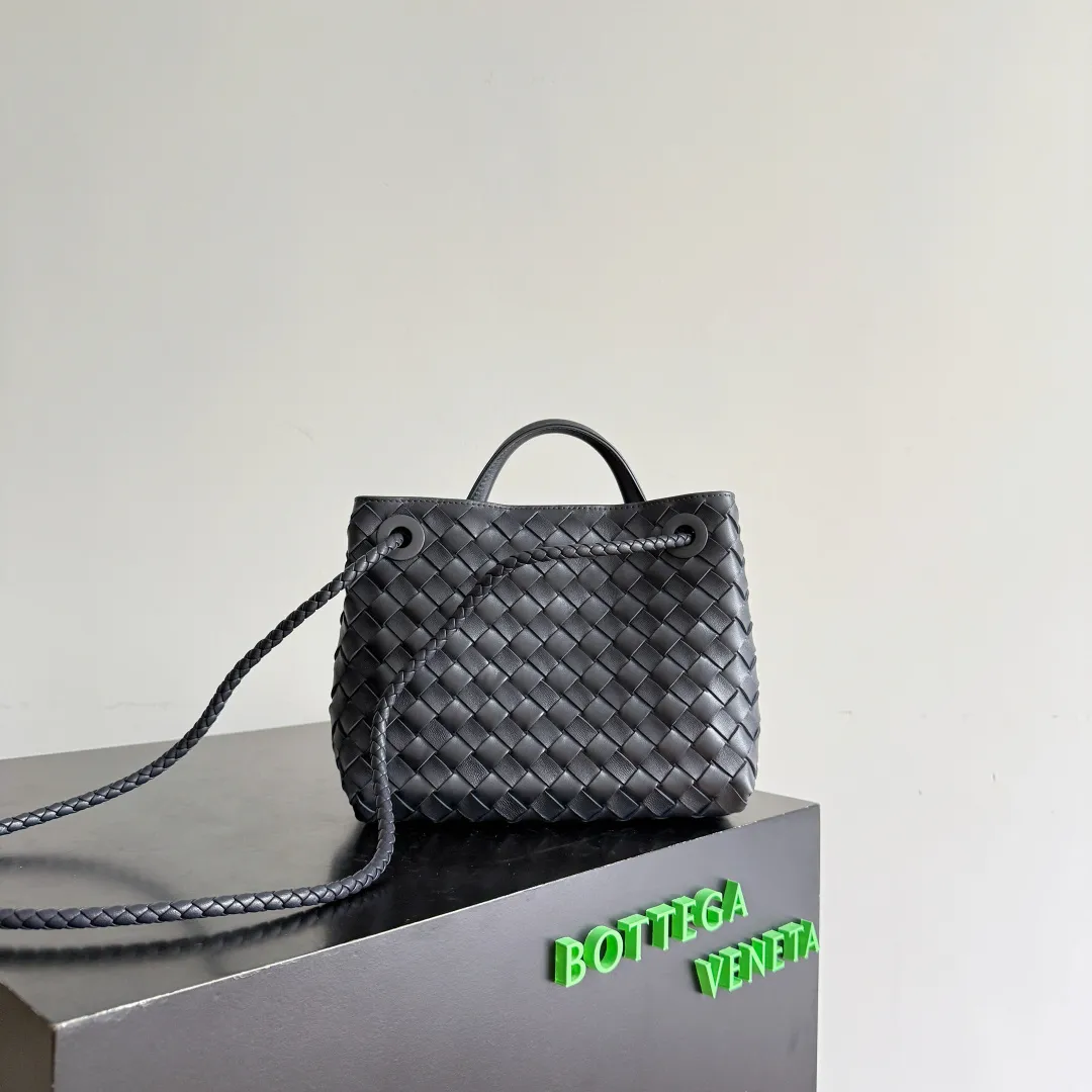 The new Andiamo batch of 3060 BV is shipped‼ ️The classic intercciato weaving process is used to create a soft bag, the metal knot is made of micro-cast aluminum using jewelry technology🪢, and the decorative beads are made of metal and hand-polished oak, allowing you to jump repeatedly between elegance and fun💃, making it unpredictable. Classic and versatile, it shows off your temperament, and the bag has a large capacity, making it very convenient for daily commuting! It has a variety of carrying methods, the shoulder straps can be adjusted by yourself, the original lambskin feels soft and delicate, and the unisex style breaks gender boundaries and brings a more practical and long-lasting use experience. The Andiamo, which has both elegant and casual styles, perfectly interprets the "fashionable old money style". Style number: 743568+wood hardware Color: space blue silver buckle Size: 25*22*10.5cm